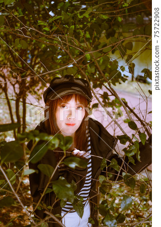 Women's portrait with a tree branch as a frame 75722908