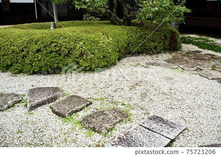 日本花園和石頭人行道 日本花園和石頭人行道 75723206