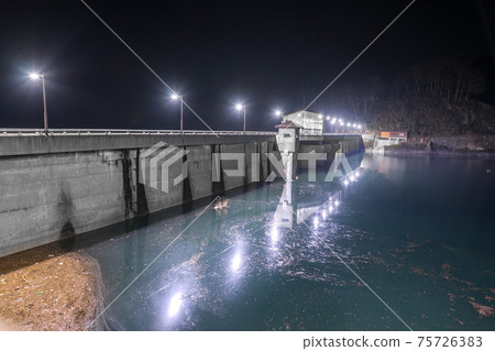 Onzui湖和Hikihara水壩（兵庫縣志莊市Hagacho）的夢幻夜景*作品註釋部分中的拍攝位置 75726383
