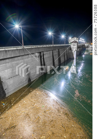 Onzui湖和Hikihara水壩（兵庫縣志莊市Hagacho）的夢幻夜景*作品註釋部分中的拍攝位置 75726388