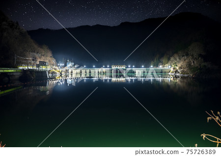 Onzui湖和Hikihara水壩（兵庫縣志莊市Hagacho）的夢幻夜景*作品註釋部分中的拍攝位置 75726389