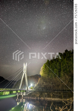 Onzui湖和Hikihara水壩（兵庫縣志莊市Hagacho）的夢幻夜景*作品註釋部分中的拍攝位置 75726393