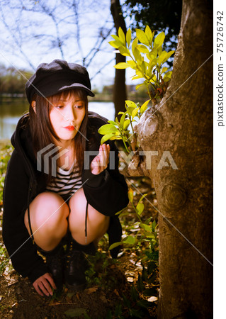 對樹的萌芽感到好奇的可愛女孩 對樹的萌芽感到好奇的可愛女孩 75726742
