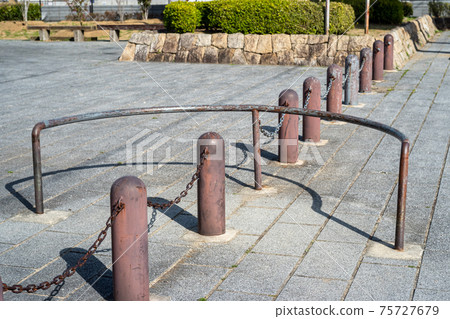 Wheelchair gate provided on the vehicle intrusion prevention pole Wheelchair gate provided on the vehicle intrusion prevention pole 75727679