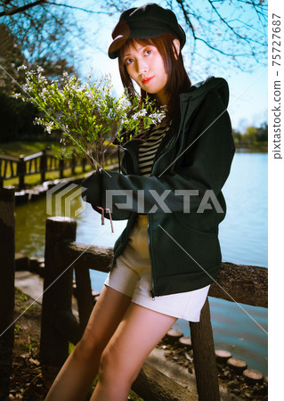 一個可愛的姿勢,一束鮮花的女孩 一個可愛的姿勢,一束鮮花的女孩 75727687