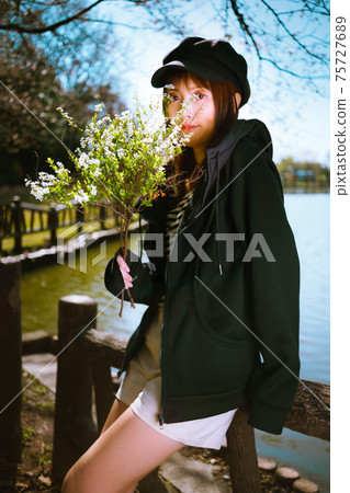 一個可愛的姿勢,一束鮮花的女孩 一個可愛的姿勢,一束鮮花的女孩 75727689