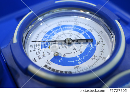 Manifold gauge placed in a box Manifold gauge placed in a box 75727805