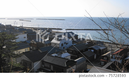 泉崎町充滿妻子氣息的城市景觀和日本海 泉崎町充滿妻子氣息的城市景觀和日本海 75728593