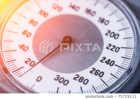 Analogue measuring instrument with pointer arrow and measuring scale, close up 75729111