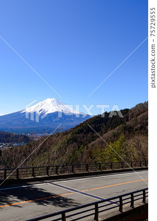 山區和富士山的道路 75729555