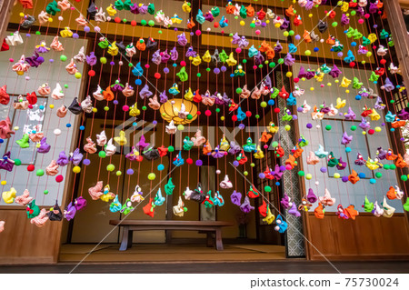 Cultural Path Hyakka Hyakuso with hanging chicks <Nagoya City, Aichi Prefecture> 75730024