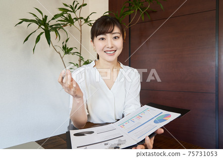 亞洲女性商務女人在一次在線會議上聆訊 亞洲女性商務女人在一次在線會議上聆訊 75731053