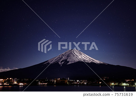 富士山被星星和月光照亮 富士山被星星和月光照亮 75731619