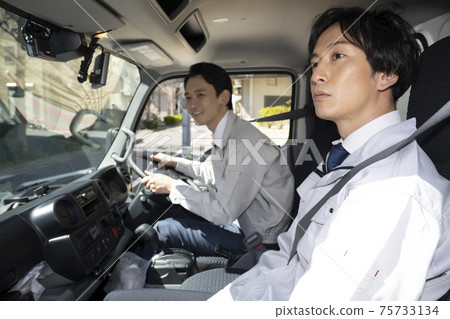 坐在乘客座位上的男人和坐在卡車駕駛員座位上的男人 坐在乘客座位上的男人和坐在卡車駕駛員座位上的男人 75733134