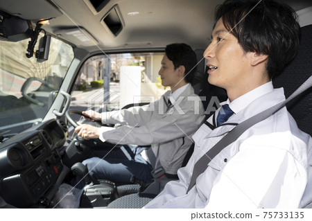 坐在乘客座位上的男人和坐在卡車駕駛員座位上的男人 坐在乘客座位上的男人和坐在卡車駕駛員座位上的男人 75733135