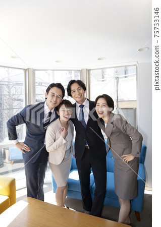 商務男人和女人,多個朋友,高度緊張 商務男人和女人,多個朋友,高度緊張 75733146