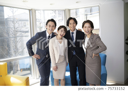 商務男人和女人，多個朋友，高度緊張 75733152