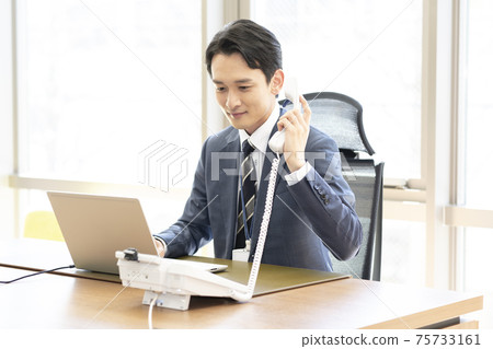 Business company A man who picks up the phone 75733161