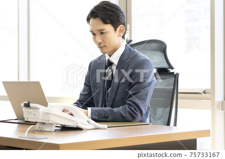 Business person who works on business discs 75733167