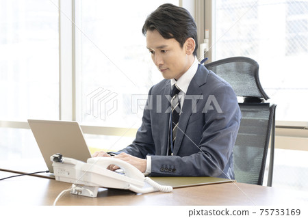 Business person who works on business discs Business person who works on business discs 75733169