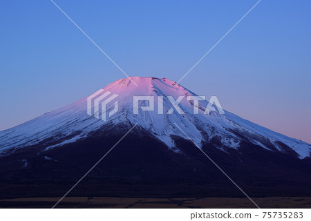 黎明時分,富士變成紅色的那一刻(山頂特寫) 黎明時分,富士變成紅色的那一刻(山頂特寫) 75735283