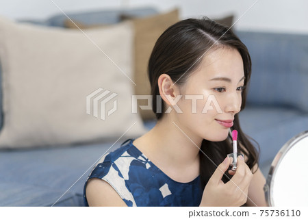 Makeup lip young woman 75736110