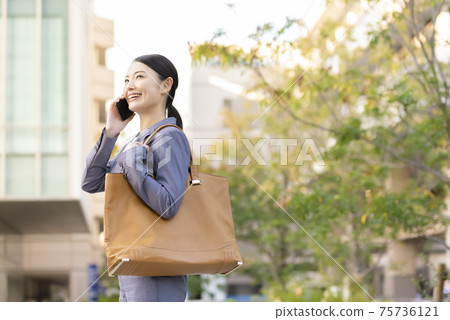 智能手機智能手機業務女人戶外 智能手機智能手機業務女人戶外 75736121