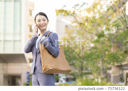 智能手機智能手機業務女人戶外 智能手機智能手機業務女人戶外 75736122