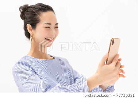 智能手機智能手機中年女人 75736351