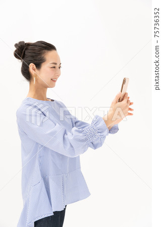 智能手機智能手機中年女人 75736352