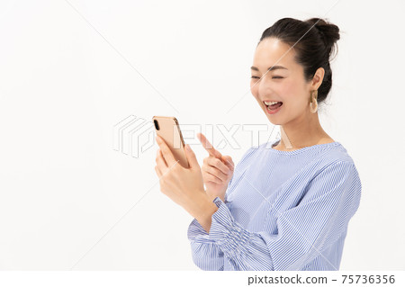 智能手機智能手機中年女人 智能手機智能手機中年女人 75736356