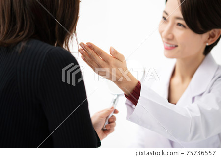Medical image Face-to-face doctor and patient Cosmetology Medical image Face-to-face doctor and patient Cosmetology 75736557