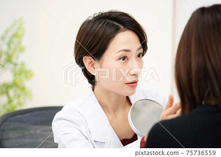 醫學圖像面對面的醫生和患者美容 75736559