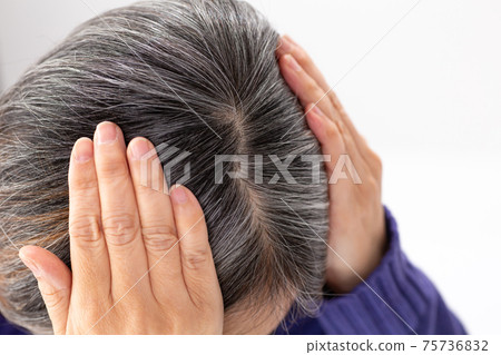 灰髮的女人灰髮的分開 灰髮的女人灰髮的分開 75736832