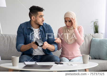 Upset muslim family with empty wallet counting spendings Upset muslim family with empty wallet counting spendings 75737325