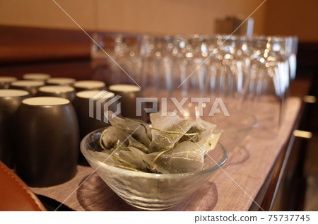 美麗的眼鏡和茶葉在酒店排隊 美麗的眼鏡和茶葉在酒店排隊 75737745