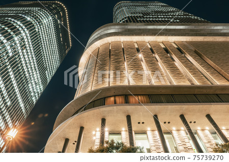 大阪市中心的中之島節日塔夜景 大阪市中心的中之島節日塔夜景 75739270