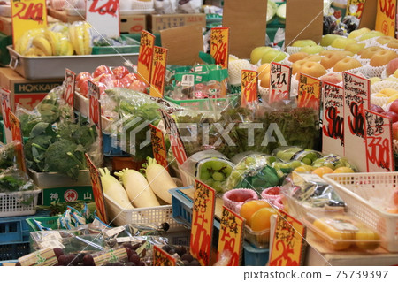 Greengrocers in Joto Shopping Street, Joto-ku, Osaka Greengrocers in Joto Shopping Street, Joto-ku, Osaka 75739397