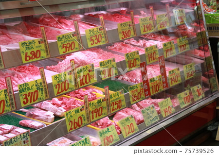 Butcher in Joto Shopping Street, Joto-ku, Osaka Butcher in Joto Shopping Street, Joto-ku, Osaka 75739526