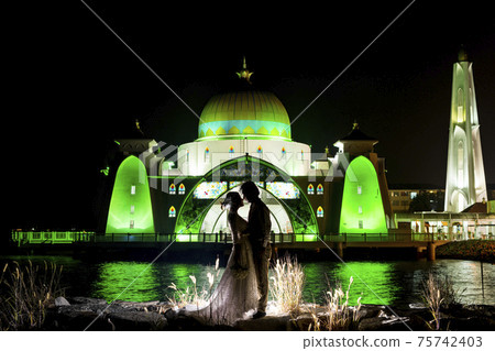 馬來西亞清真寺前的婚禮照片 75742403