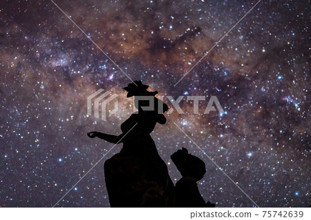 Nyepi的星空在熱帶巴厘島(石頭雕像焦點) Nyepi的星空在熱帶巴厘島(石頭雕像焦點) 75742639