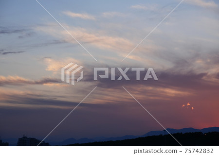 燃燒的夕陽的天空 燃燒的夕陽的天空 75742832
