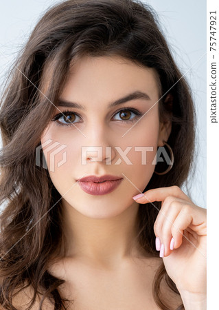 beauty portrait face contouring woman perfect skin 75747921