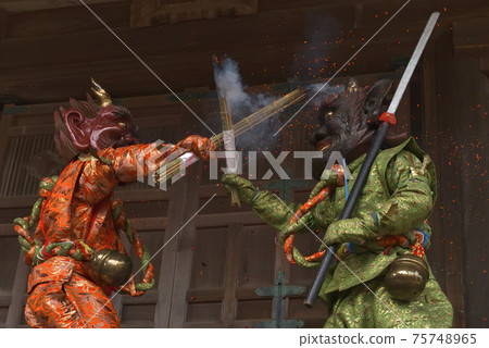 A red demon and a blue demon that hit the demon torch, a demon chasing ceremony at Masuiyama Zuiganji Temple A red demon and a blue demon that hit the demon torch, a demon chasing ceremony at Masuiyama Zuiganji Temple 75748965