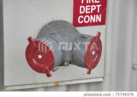 消防栓安裝在加拿大溫哥華不列顛哥倫比亞省的牆上 75749376
