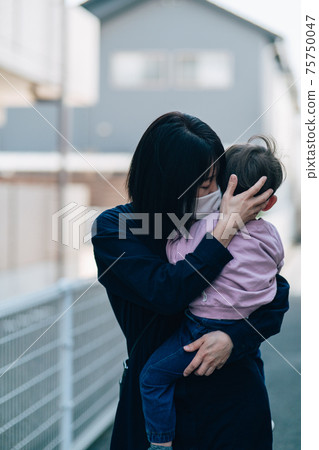 有撫育子女的憂慮和壓力的女人的形象 有撫育子女的憂慮和壓力的女人的形象 75750047