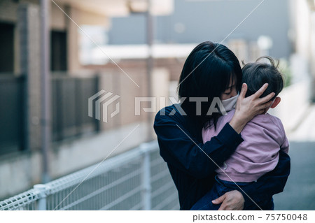 Image of a woman who has child-rearing worries and stress 75750048