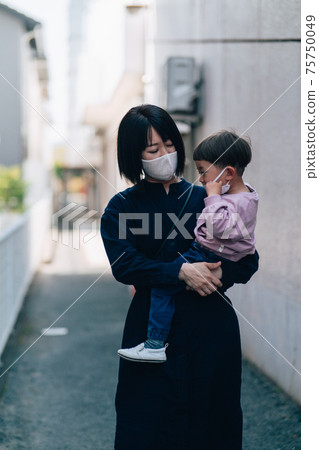 Image of a woman who has child-rearing worries and stress 75750049