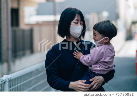 有撫育子女的憂慮和壓力的女人的形象 75750051