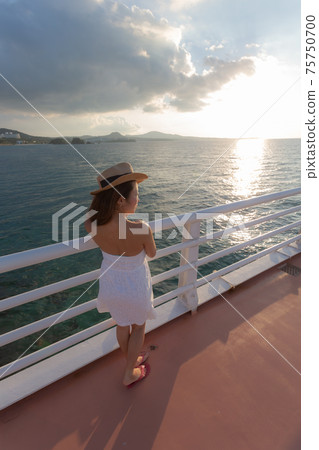 一個來海邊散步的女孩 75750700